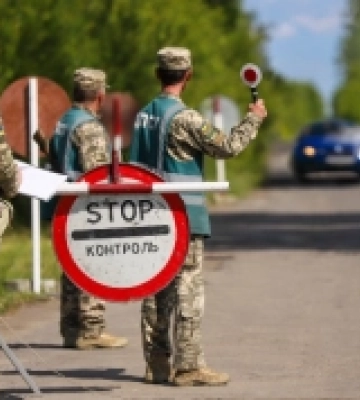 На Закарпатті прикордонники загасили автівку, яка загорілася під час руху