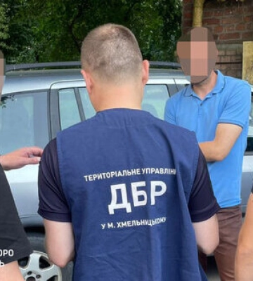Вместо возврата долга обещал оформить группу инвалидности: на Хмельнитчине задержан правоохранитель, - ГБР. ФОТОрепортаж