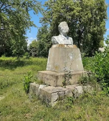 Вероятно, один из последних в Украине: в Хмельницкой области демонтировали памятник Ленину