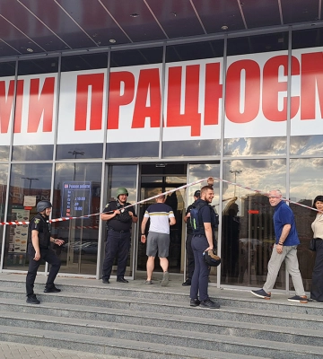 Російський БпЛА проломив дах меблевого магазину в Київському районі Харкова