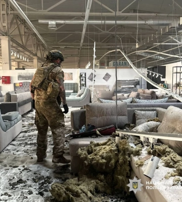 Удар рф по меблевому магазину в Харкові: з&amp;apos;явились фото наслідків та нові деталі щодо постраждалих
