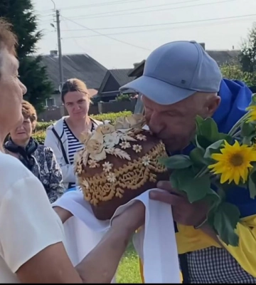 З короваєм, квітами та обіймами: на Волині зустріли воїна, звільненого з російського полону