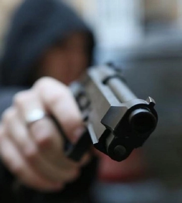 Чоловік зі зброєю вчинив розбій у магазині в Кам’янському