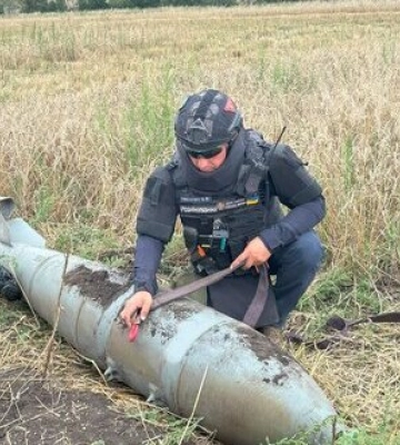 Піротехніки ДСНС знищили нездетоновану ворожу авіабомбу, яку виявили поблизу Куп’янська. ФОТОрепортаж