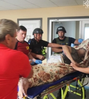 На Дніпропетровщині рятувальники допомогли постраждалим від обстрілу