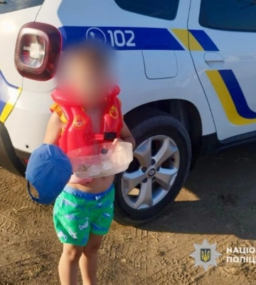 Поліцейські розшукали п’ятирічного хлопчика, який на Одещині сам промандрував пляжем близько восьми кілометрів
