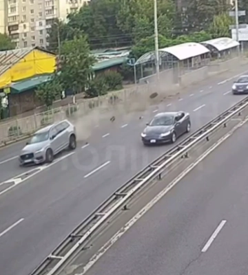 У Києві на Солом’янці водій на Volvo зніс огорожу, знаки та «припаркувався» в огорожу – відео