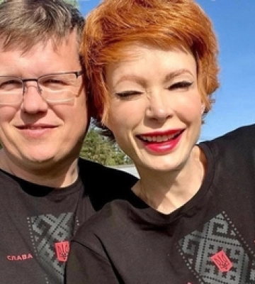 З нареченим і собакою в купальниках: відома ведуча Олена-Христина Лебідь показала кумедне фото зі Світязя 