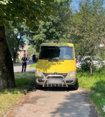 У Хмельницькому мікроавтобус на тротуарі скоїв наїзд на літнього пішохода