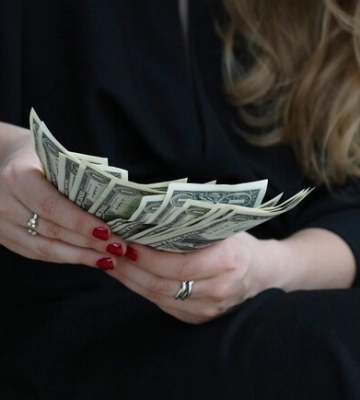 Курс валют в Україні 10 серпня 2025 року: скільки коштує долар та євро