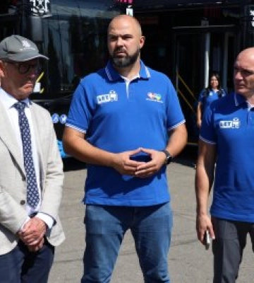 Посол Данії під час візиту до Миколаєва передав місту 9 нових тролейбусів