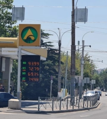 В Крыму рекордно выросли цены на бензин: правозащитник сравнил ситуацию с 90-ми
