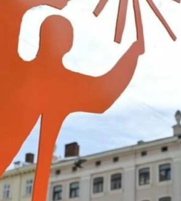 «Ті, хто несе світло»: у Львові відкрили скульптуру про силу молоді