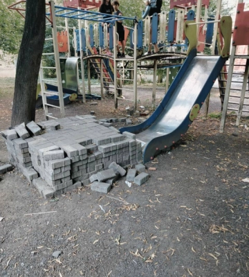 У Чернівцях на дитячому майданчику просто перед гіркою склали стос бруківки