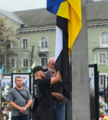 Під дощем у Рівному підняли «Прапор Надії» (ФОТО)