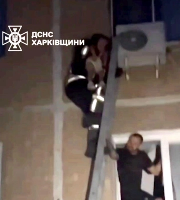 &quot;Дивом врятувалась&quot;. У Харкові надзвичайники допомогли трирічній дитині, яка випала з вікна п&#039;ятого поверху