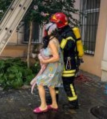 В Одесі пожежники врятували дев’ятьох осіб в квартирі