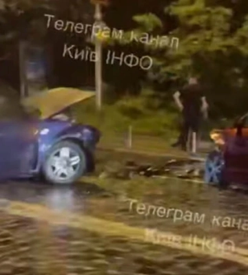 Автотроща в Києві: лоб у лоб зіткнулися дві автівки