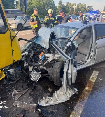 У Києві рятувальники вивільнили з потрощеної автівки поранену у ДТП жінку. ФОТО