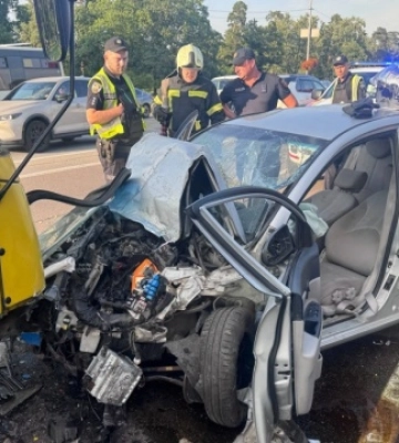 У Києві у ДТП за участі маршрутки постраждала людина