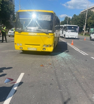 У Вінниці маршрутка врізалася у легковик - внаслідок ДТП постраждали чотири жінки