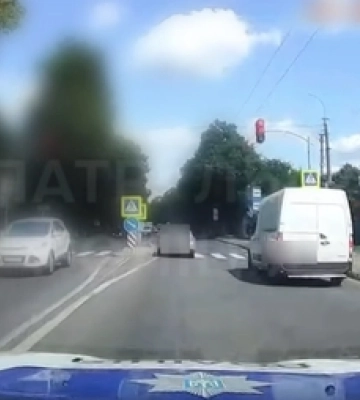 Під носом у патрульних: у Луцьку водій «рено» пролетів на заборонений сигнал світлофора (відео)