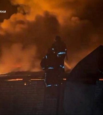На Сумщині через нічні російські обстріли спалахнула пожежа