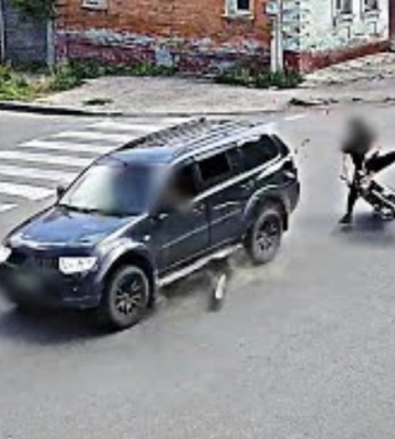 У Сумах мотоцикліст виїхав на перехрестя на червоний і потрапив у лікарню (відео)