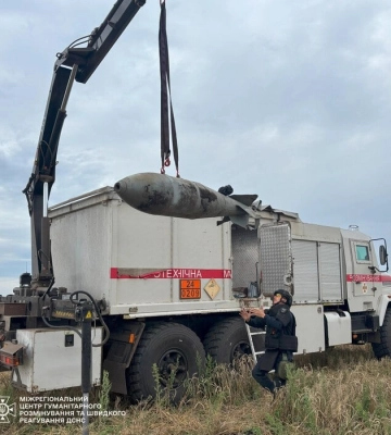 Нездетоновану авіабомбу виявили під час покосу трави на Харківщині