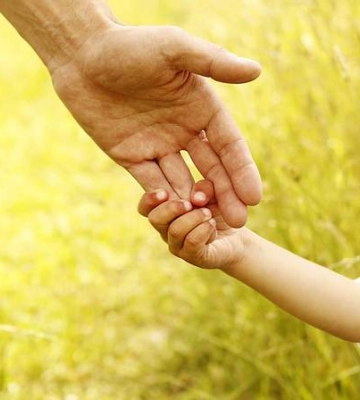 В Харькове из окна выпала 3-летняя девочка: ребенок чудом спасся