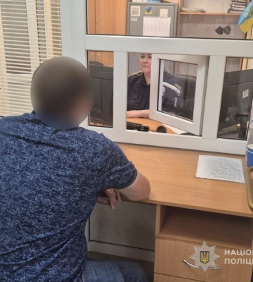 У Сумах чоловік пограбував жінку у дворі багатоповерхівки