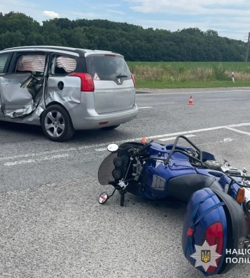 На Львівщині внаслідок зіткнення легковика та мотоцикла постраждали двоє молодиків. ФОТО
