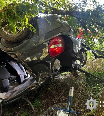 На Черкащині внаслідок ДТП перекинувся автомобіль, є загиблий та поранені. ФОТО