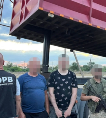 Вывозили уклонистов за границу в шахтах гидроцилиндров грузовика — в Одесской области разоблачили хитрую схему, видео