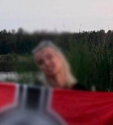 В Киеве секретарь суда позировала с нацистским флагом