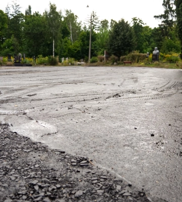 На черкаських цвинтарях асфальтують доріжки (ФОТО)