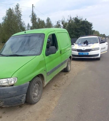 Зупинили, бо не працював габарит: на Рівненщині поліцейські викрили зловмисника, який незаконно перевозив зброю  