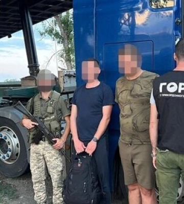 Сховали трьох чоловіків у вантажівках для переправлення до Румунії: на Одещині затримали батька і сина, - ДПСУ. ВІДЕО+ФОТОрепортаж