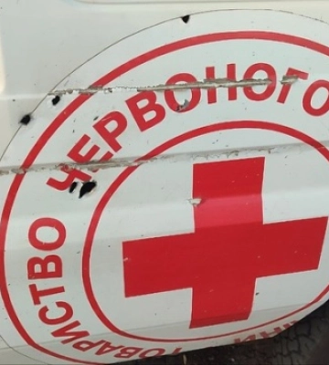 Росіяни атакували в Херсоні волонтерів Червоного Хреста - пошкоджений автомобіль