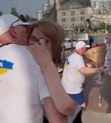 Освобожденный из российского плена азовец сделал предложение любимой на акции Free Azov: щемящие кадры