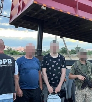 На Одещині затримали батька та сина, які переправляли чоловіків за кордон у вантажівках