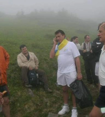 В сети вирусится фото Ющенко и Порошенко на Говерле: украинцы пытаются его повторить