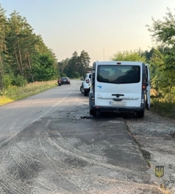 На Волині чоловік та жінка на мотоциклі влетіли у припаркований бус