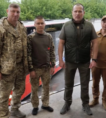 Бойцы 72 бригады получили автобус от &quot;Украинской команды&quot;, - Артур Палатный