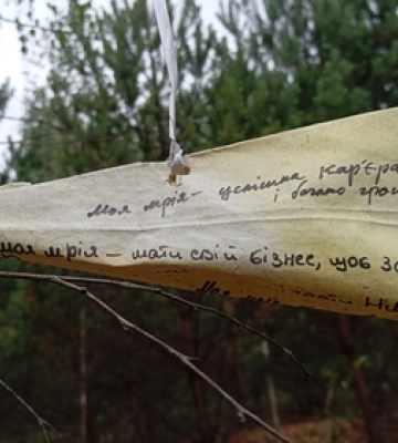 «Щоб закінчилась війна…»: у лісі на Волині знайшли літачок із мріями школярів 