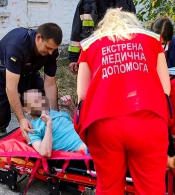 На Київщині рятувальники вдруге дістали нетверезого чоловіка з одного й того ж колодязя