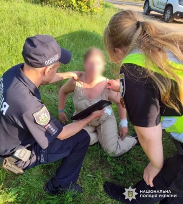 На Житомирщині поліцейські врятували жінку, яка намагалася вкоротити собі віку