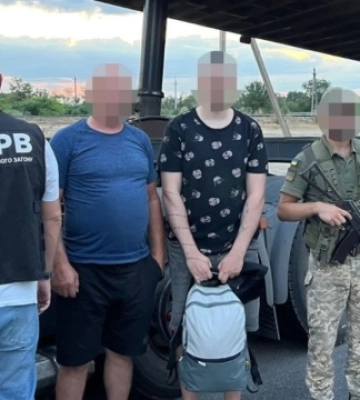 На Одещині прикордонники виявили у вантажівках трьох ухилянтів, які ховалися у шахтах гідроциліндрів