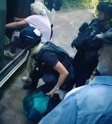 Поліцейські евакуювали подружжя із прифронтової громади Сумщини (відео)