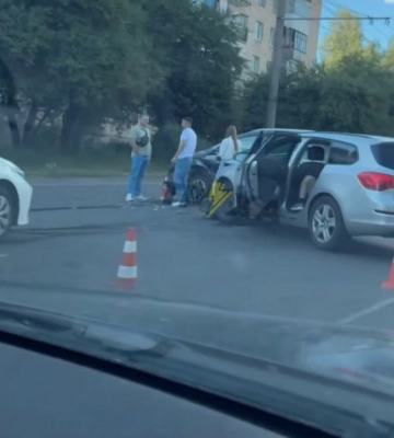 Зіткнулися Ford та Opel: у Луцьку на Конякіна трапилася ДТП